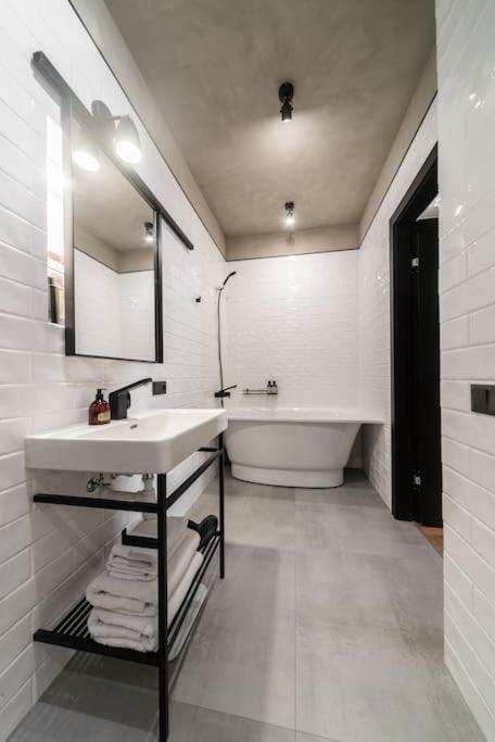 3 Storey Apartment With A Character And A Terrace Riga Exterior foto
